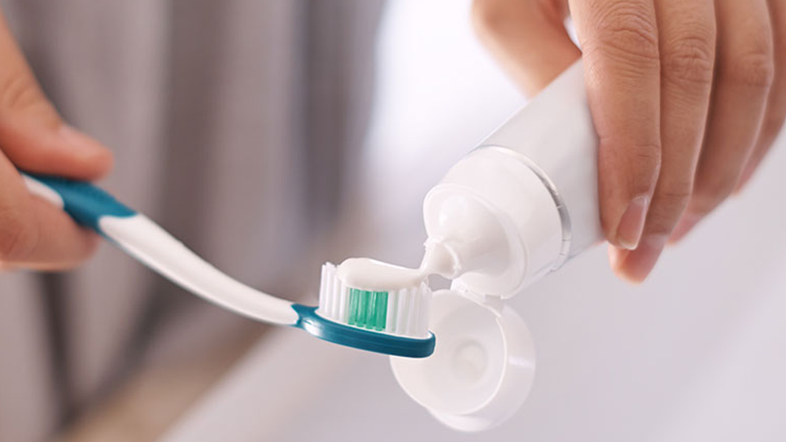 What are the different oral hygiene additives used in toothpaste?